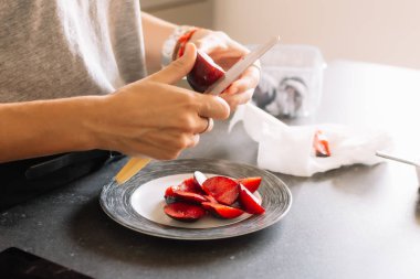 kahvaltı için taze erik kesme kadın el.