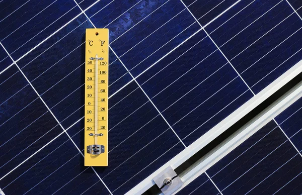 Termômetro Conceito Efeito Térmico Painel Solar — Fotografia de Stock