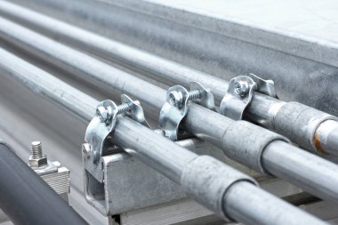 Elektrik boru kelepçe yüklemesiyle çatıda