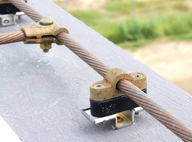 Yıldırımdan korunma sistemi çatıda kablo eyer