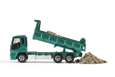 Damperli kamyon oyuncak boşaltma toprak inşaat kavramı