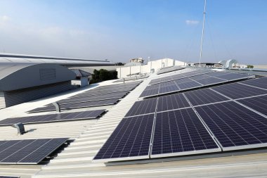 Çatıda engelleri egzoz kanal bacalar ile endüstriyel çatıda güneş Pv