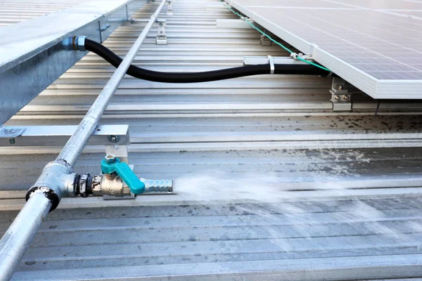 Plusk Wody Bib Wąż Czyszczenia Paneli Słonecznych Dachu — Zdjęcie stockowe