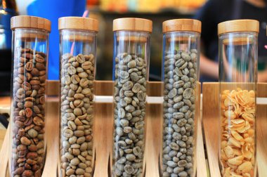 Kahve birkaç kuru fasulye suşları kahve soyut