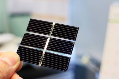 Güneş pili el enerji soyut tutarak
