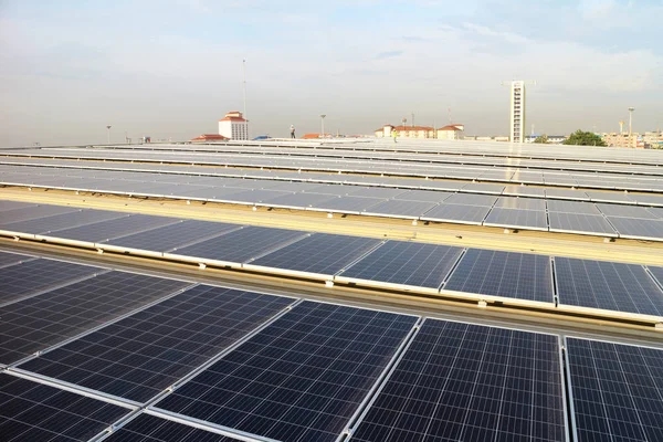 Techo Solar Fotovoltaico Grande Con Técnico —  Fotos de Stock