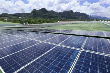 Güneş Rooftop Sistemi Dağ Arka Plan Bulutlu Gökyüzü