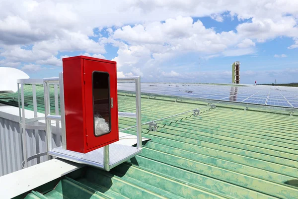 Gabinete extintor de incendios del sistema de azotea solar —  Fotos de Stock