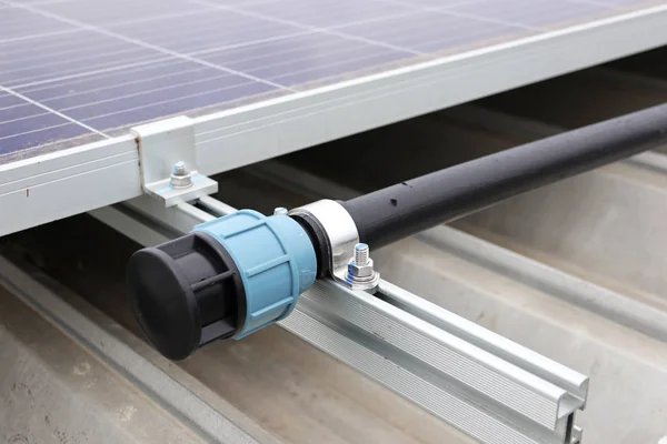 Bouchon d'extrémité de tuyau d'eau HDPE pour le nettoyage de panneau solaire — Photo