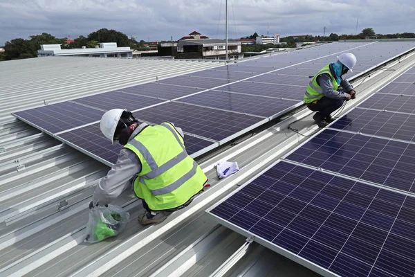 Technicus Aansluitkabel van Solar Rooftop — Stockfoto