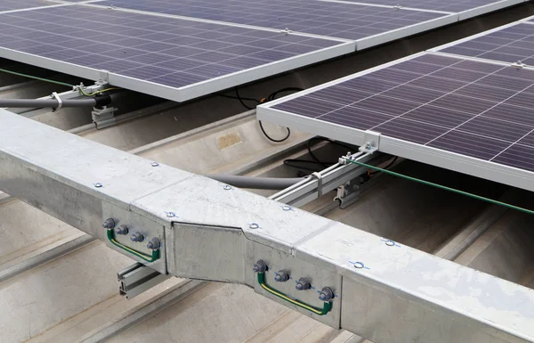 지반 B 가 있는 태양 지붕 시스템의 전기 도입 기 — 스톡 사진