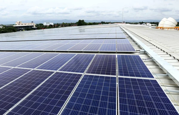 PV solar no telhado industrial com fundo de torre de resfriamento — Fotografia de Stock
