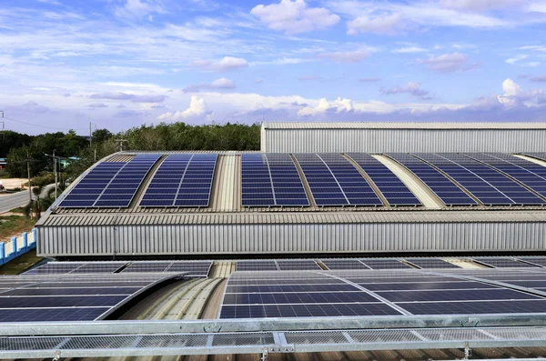 Techo solar fotovoltaico en Curve Roof bajo el hermoso cielo —  Fotos de Stock