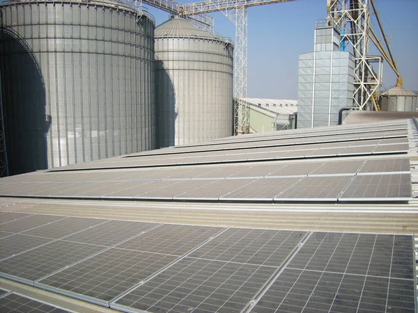 Panel Solar Polvoriento Con Fondo Silo — Foto de Stock