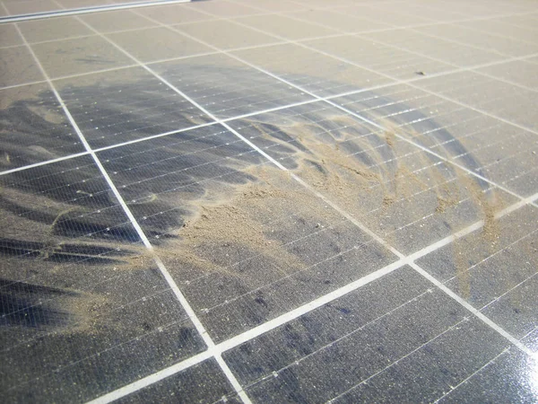 太阳能电池板表面积存的土壤 — 图库照片
