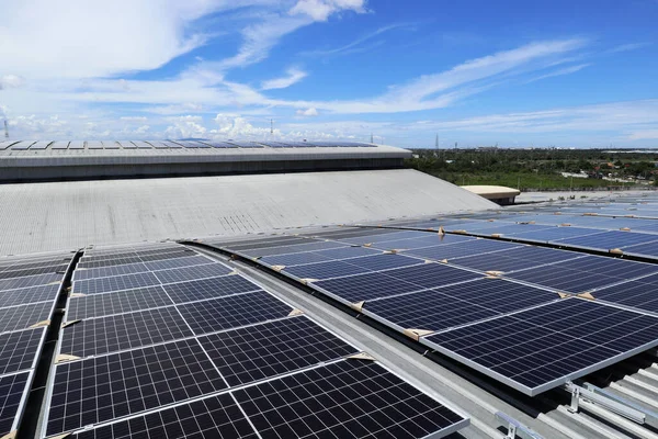 Solar Dak Gebogen Dak Onder Constructie Blue Sky Achtergrond — Stockfoto