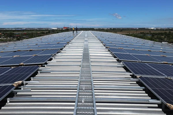 Solar Dak Gebogen Dak Aanbouw Met Loopbrug Werknemers Achtergrond — Stockfoto