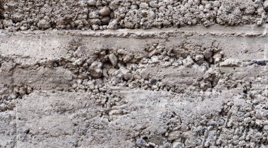 kaba betonla gri: büyük taş duvar döktü