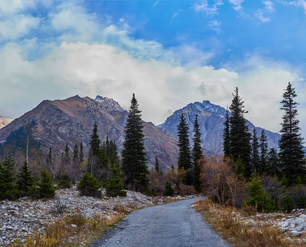 Estrada Para Montanhas Nevadas Com Estradas Rochosas Cobertas Árvores Arbustos — Fotografia de Stock