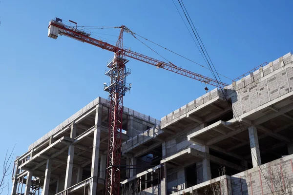 Bir çalışma kırmızı vinçler ile bina betonarme inşaatı