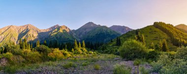 Yazın bir dağ vadisi manzarası, hava manzarası. Dağ tepelerinin üzerinde peri masalı günbatımı, inanılmaz doğa, dağlarda yaz. Seyahat, turizm. Doğanın güzel arkaplan resmi