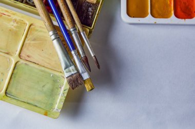 sanatçının araçları, bir kutu içinde profesyonel suluboya boyalar, fırçalar, suluboya paleti