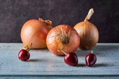 sebze natürmort, eski masada olgun soğan ile kompozisyon, gıda maddeleri, koyu tonalite, yakın çekim