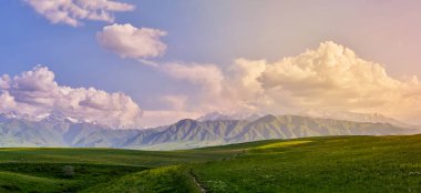 Yaz aylarında bir dağ vadisinin panoraması. Dağlarda muhteşem gün batımı, muhteşem doğa, dağlarda yaz. Seyahat ve kamp, turizm