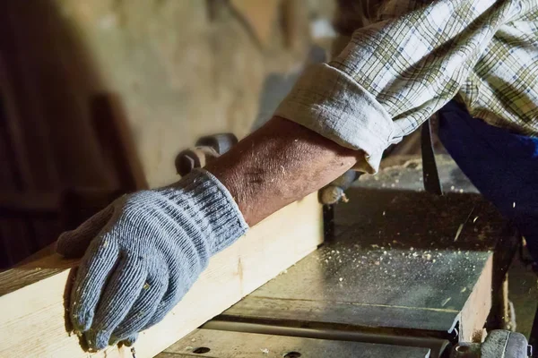 Плотник Работает Деревообрабатывающих Машинах Столярном Цехе Человек Работает Деревом — стоковое фото