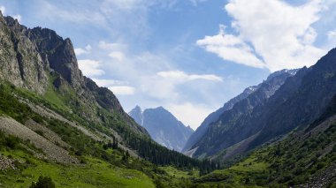 yaz dağ vadisi nin fotoğrafı. Muhteşem gün doğumu, muhteşem doğa, bahar, dağlarda yaz. Zam, turizm