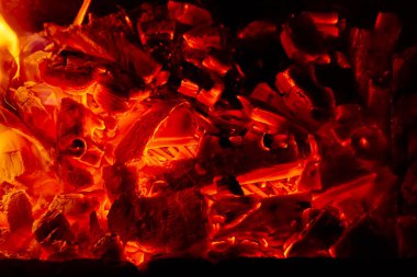 Brazier içinde parlak bir ateş ile Duvar Kağıdı. Ateş ateşi. Barbekü, kebap pişirme için hazırlık. Işıklı sıcak kömür.