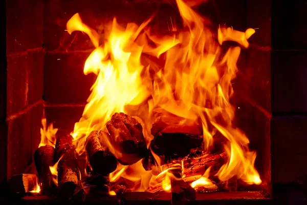 Ταπετσαρία Μια Φωτεινή Φωτιά Μέσα Στο Μαγκάλι Φλόγα Της Φωτιάς — Φωτογραφία Αρχείου