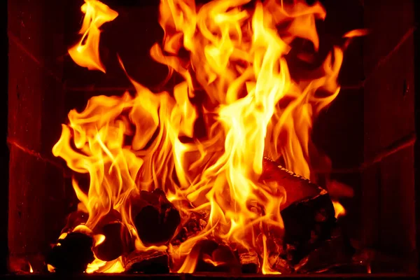 Ταπετσαρία Μια Φωτεινή Φωτιά Μέσα Στο Μαγκάλι Φλόγα Της Φωτιάς — Φωτογραφία Αρχείου