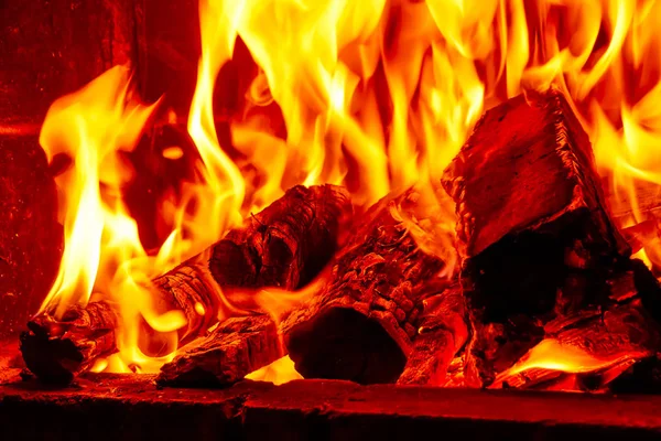 Brazier içinde parlak bir ateş ile Duvar Kağıdı. Ateş ateşi. Barbekü, kebap pişirme için hazırlık. Işıklı sıcak kömür.