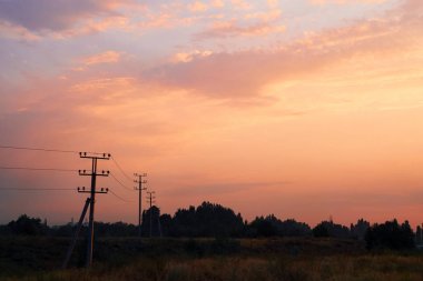 Gün batımında heyecan verici, canlı bir gökyüzünün arka planında bulutların arasından ışık. panorama, doğa kompozisyonu, doğa arka plan resmi, kopyalama alanı