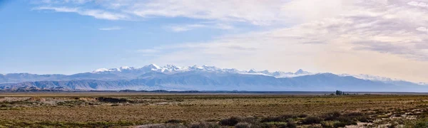 Yaz aylarında bir dağ vadisinin panoraması. İnanılmaz doğa, gün batımıyla aydınlatılan dağlar, dağlarda yaz. Seyahat, turizm, güzel arka plan, doğanın resmi
