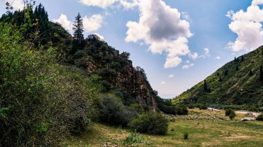 Yaz aylarında bir dağ vadisinin panoraması. Dağ zirveleri, inanılmaz doğa, dağlarda yaz muhteşem bir görünüm. Seyahat, turizm. doğanın güzel arka plan resmi