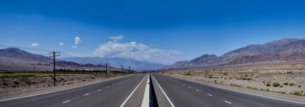 Andando Longo Uma Longa Estrada Solitária Para Montanhas Nevadas Uma — Fotografia de Stock