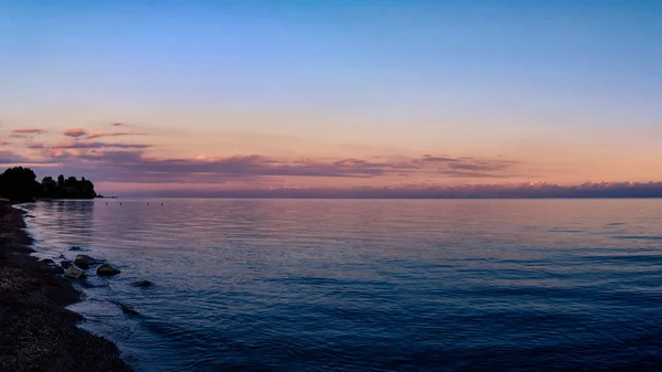 Gün Batımında Plajın Güzel Panoramik Manzarası Güzel Büyük Dağların Arka — Stok fotoğraf