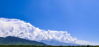 Yazın bir dağ vadisi manzarası, hava manzarası. Dağ tepelerinin üzerinde peri masalı günbatımı, inanılmaz doğa, dağlarda yaz. Seyahat, turizm. Doğanın güzel arkaplan resmi