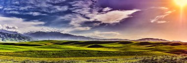 Yazın bir dağ vadisi manzarası, hava manzarası. Dağ tepelerinin üzerinde peri masalı günbatımı, inanılmaz doğa, dağlarda yaz. Seyahat, turizm. Doğanın güzel arkaplan resmi