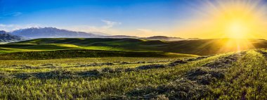 Yazın bir dağ vadisi manzarası, hava manzarası. Dağ tepelerinin üzerinde peri masalı günbatımı, inanılmaz doğa, dağlarda yaz. Seyahat, turizm. Doğanın güzel arkaplan resmi