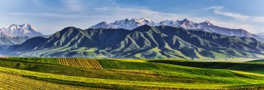 Yazın bir dağ vadisi manzarası, hava manzarası. Dağ tepelerinin üzerinde peri masalı günbatımı, inanılmaz doğa, dağlarda yaz. Seyahat, turizm. Doğanın güzel arkaplan resmi