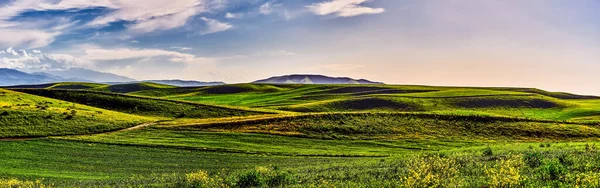 Yazın Bir Dağ Vadisi Manzarası Hava Manzarası Dağ Tepelerinin Üzerinde — Stok fotoğraf