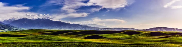 Yazın Bir Dağ Vadisi Manzarası Hava Manzarası Dağ Tepelerinin Üzerinde — Stok fotoğraf