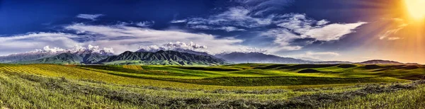 Yazın Bir Dağ Vadisi Manzarası Hava Manzarası Dağ Tepelerinin Üzerinde — Stok fotoğraf