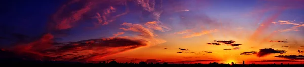 Strahlendes Sonnenlicht Durch Die Wolken Vor Einem Atemberaubenden Abendhimmel Bei — Stockfoto
