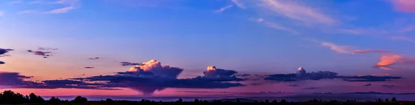 Strahlendes Sonnenlicht Durch Die Wolken Vor Einem Atemberaubenden Abendhimmel Bei — Stockfoto
