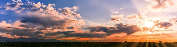 Strahlendes Sonnenlicht Durch Die Wolken Vor Einem Atemberaubenden Abendhimmel Bei — Stockfoto