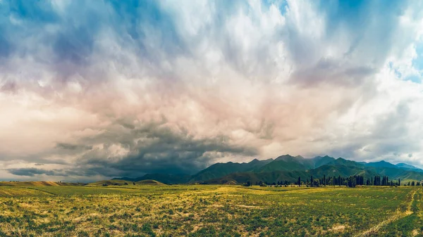 Panorama Valle Montañoso Verano Cielo Nublado Puesta Sol Cuento Hadas — Foto de Stock